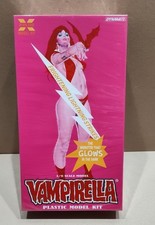 Vampirella Jose Gonzalez Version Glo 1:8 picture