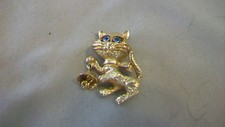 VINTAGE AVON GOLD TONE METAL CAT WITH BELL & BLUE EYES PIN #15350 picture