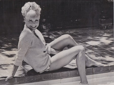 1965 Press Photo Leggy Actress Elke Sommer poses at the Swimming Pool picture