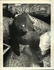 1968 Press Photo Longshoreman Working to Move Wicker Baskets in Ship's Hold picture