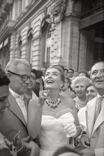 The American actress Joan Crawford pointing up surrounded by crowd- Old Photo picture