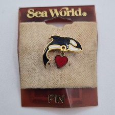 New Vintage 80s SeaWorld Shamu Orca Killer Whale w/ Dangle Heart Charm Pin Merch picture