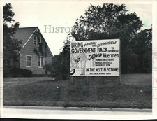 1985 Press Photo Protest Sign at Home of Richard Yoder, Greenfield, Wisconsin picture