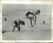 1941 Press Photo British Soldiers Playing in Refreshing Waters of Mediterranean picture