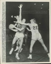 1952 Press Photo Mark Workman in lay-up shot against William & Mary, Raleigh, NC picture