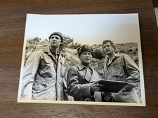 M*A*S*H  (Mash) W/Alan Alda, Mako & Wayne Rogers Rare, Vintage 1975 Press Photo picture