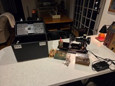 Beautiful Vintage Singer Featherweight 221-1 Sewing Machine - Extras - Runs picture