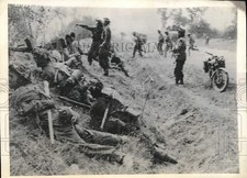 1944 Press Photo World War II British troops in action near Caen, France picture