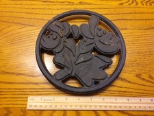 Pfaltzgraff Yorktowne metel trivet picture