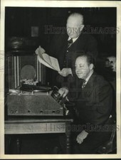 1941 Press Photo John G. Paine and Dave Stamper at a record machine in New York picture