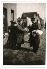 c.1920's PRESS PHOTO - BUYING A NEWSPAPER PARIS? picture