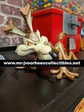 Looney Tunes Wile E Coyote Hunting for Road Runner Demons Merveilles Fig Statue picture