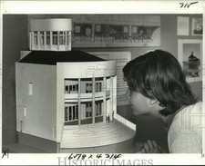 1980 Press Photo Viewing of model of Ascension Parish Courthouse - noa70635 picture