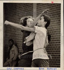 1973 Press Photo Country Day's Gay Chapman and Beth Berkley preparing for games picture