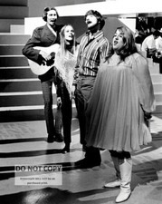 THE MAMAS AND THE PAPAS IN 1966 FOLK ROCK - 8X10 PUBLICITY PHOTO (EE-160) picture