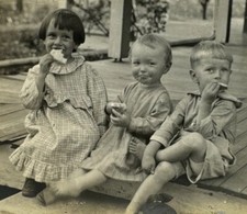 Antique RPPC Edwardian Children Kids Girl Boys Eating Bread on Porch Fashion picture