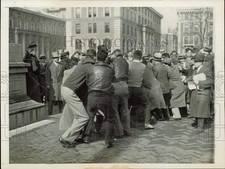 1932 Press Photo Student strikers fight over a black cloth in New York picture