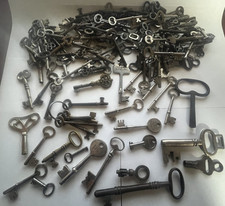 LOT OF 157 VINTAGE And ANTIQUE SKELETON/furniture Keys etc picture