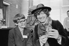 English Actor Tom Baker Dressed In Character As The Doctor Who 1976 OLD PHOTO picture