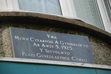 Photo 6x4 Man Geni Plaid Cymru - The Birthplace of Plaid Cymru Pwllheli A c2007 picture
