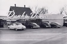 DUNKIN DONUTS STREETSIDE VIEW RESTRAUNT VINTAGE 1948 4X6 PHOTO POSTCARD picture