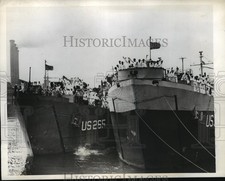 1945 Press Photo American sailors wave from ships at the New York Navy Yard picture