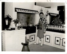 GA237 1970 Original Photo LIBERACE COOKS IN OUTDOOR LOGGIA OF HOLLYWOOD HOUSE picture
