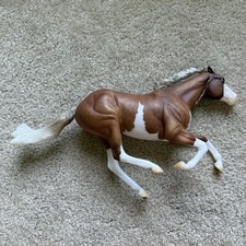 Breyerfest 2018 Dark Horse Surprise Matte Palomino Pinto w/ original stand picture