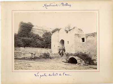 France, Montreuil-Bellay, la porte au bord de l'eau vintage albumen print. picture