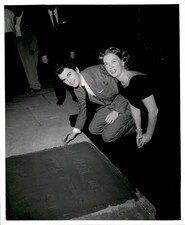 RH6 1954 Original Photo EDMUND PURDOM ELEANOR POWELL GRAUMAN'S CHINESE THEATRE picture