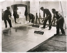 c.1920's PRESS PHOTO - MAKING ICE IN GREENWICH picture