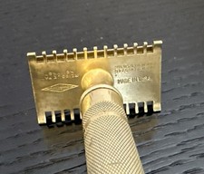 Vintage 1930’s Gillette New DeLuxe Safety Razor/Fat Common Bar Handle picture