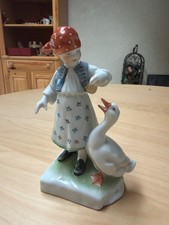 HEREND figurine girl feeding goose 5565 hand-painted Hungary porcelain picture