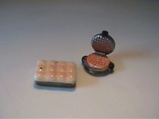 VINTAGE 1960'S MINIATURE CERAMIC ARCADIA SHAKERS WAFFLE MAKER & WAFFLES picture