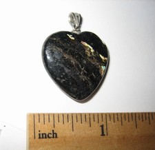 25mm RARE POLISHED NATURAL AUTHENTIC NUUMMITE STONE HEART PENDANT GREENLAND *1 picture