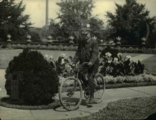 1922 Press Photo Richard H. Cook, Washington DC policeman on his bicycle picture