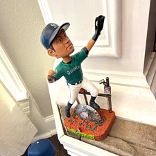 FOCO Ichiro Suzuki Seattle Mariners Area 51 RARE Bobblehead #16/151 picture