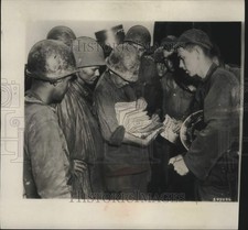 1950 Press Photo Soldiers Wait For Mail Clerk To Hand Out Letters From Home picture