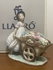 LLADRO Love's Tender Tokens Girl Figurine #6521 W/Original Box picture