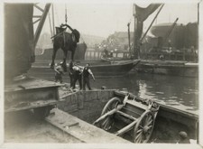 c.1920's PRESS PHOTO - LOWERING A CART HORSE ONTO SHIP UK DOCKS SOCIAL HISTORY picture