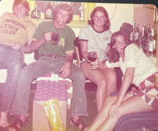 1970s Pretty College Girls & Guys Hanging Out Drinking Sexy Legs Photo P10aa25 picture