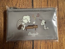 Snoopy x FamilyMart Flat Pouch Gray Peanuts SNOOPY picture