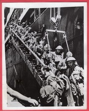 1941 British Troops Leave Troopship After Evacuation From Greece 7x9 News Photo picture