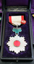 WWII Japanese Medal Rising Sun 5th Class w/Case & Rosette Very Nice Condition picture