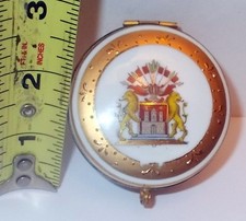 Vtg  Porcelain TRINKET Jewelry vanity BOX LION Heraldry Hinged Gold  detail picture
