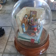 Enesco Musical Mouse As Artist In Studio Wooden Base w/ Dome 1990 *Read Descript picture