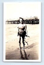 Old Vintage Photo SOLO LEGGY WOMAN SEXY SWIMSUIT BEACH SCENE PIER SNAPSHOT picture