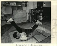 1984 Press Photo Break dancer Pablo Del Rio demonstrating a spin - mja74887 picture
