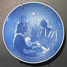 1971 Bing & Grondahl Jule Aften Christmas Plate “ Christmas at Home ” picture