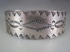 CLASSIC OLD NAVAJO FILE STAMPED STERLING SILVER BRACELET picture